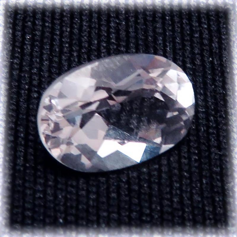 画像: ダンビュライト オーバル カット ルース（1.7ct）