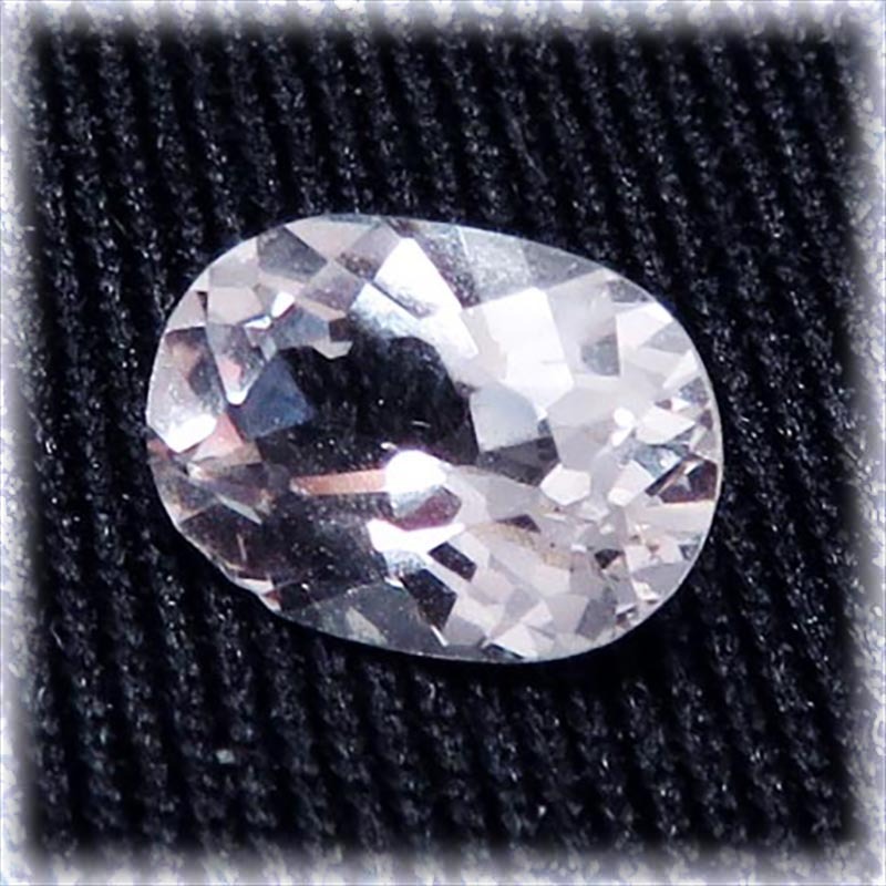 画像: ダンビュライト オーバル カット ルース（0.78ct）